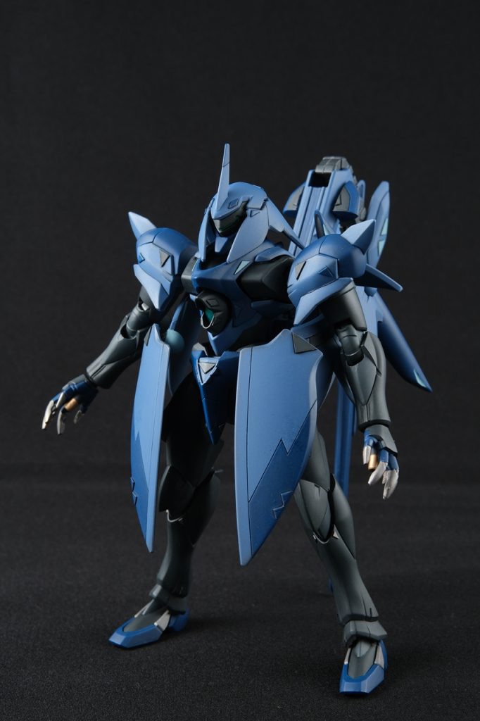 全身図。トゲトゲしたデザインに合わせるべく、プラ板はひたすら三角形、スジボリもギザギザラインにしました。両手両足、胴体、肩、尻尾(ビームライフル)、羽根の付け根と、ことごとくある合わせ目消しに時間を取られました。