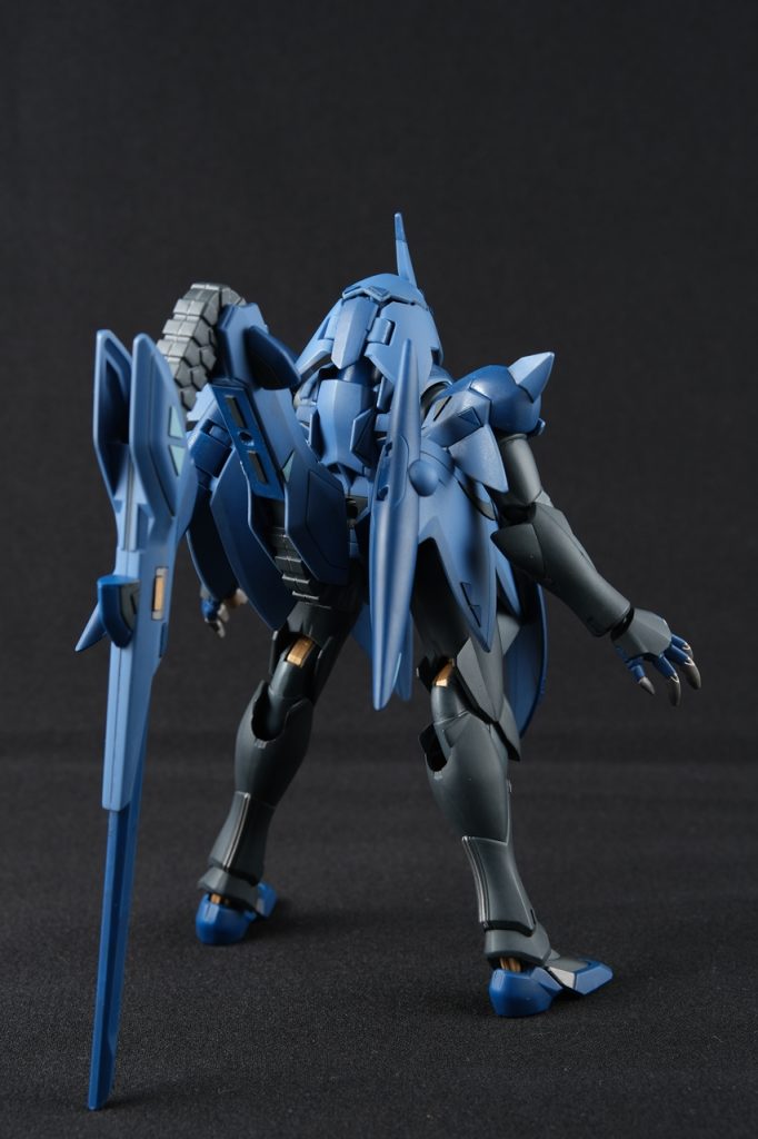 後ろ姿。尻尾が重くて後ろにひっくり返る・・。前回のジェノアス同様、撮影の都合で尻尾にアクションベース用の穴をあけました。ひざ裏やアキレス腱は金色を入れて、ワンポイント。