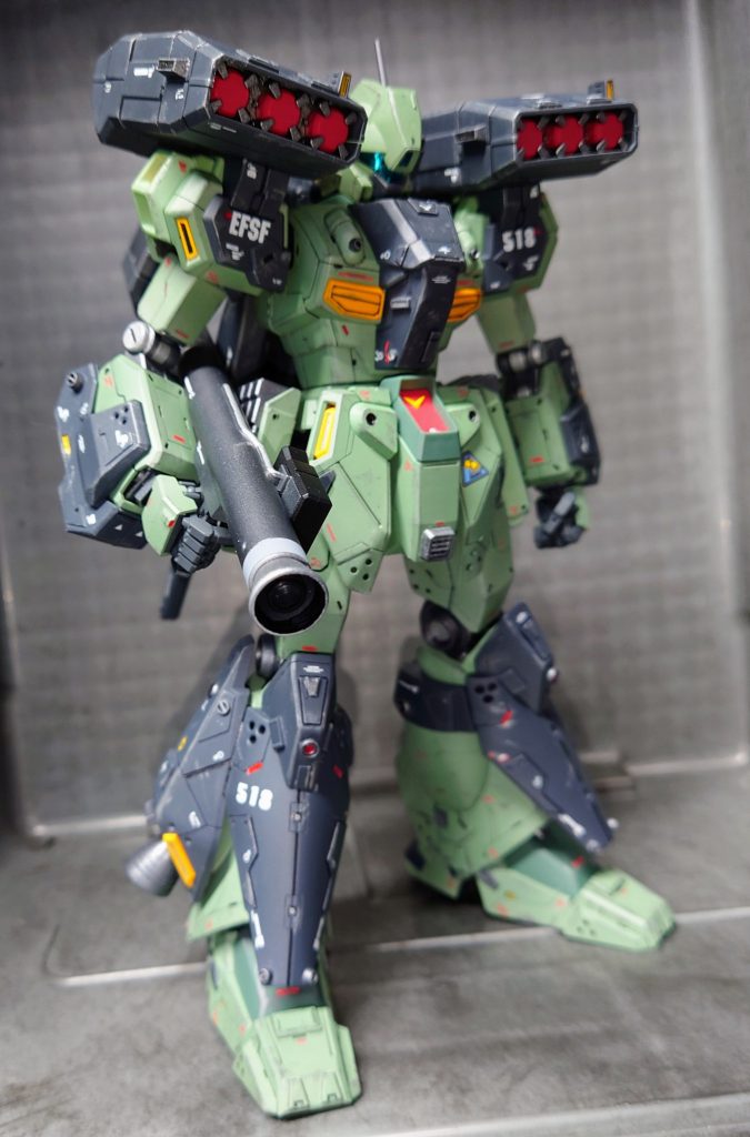 シンプルなガンプラが好きな方には、デカール等、ゴチャゴチャして不快にさせてしまうかもしれませんが、個人的にはデカール盛り盛りが好みなので、ご了承下さい😅（笑）。