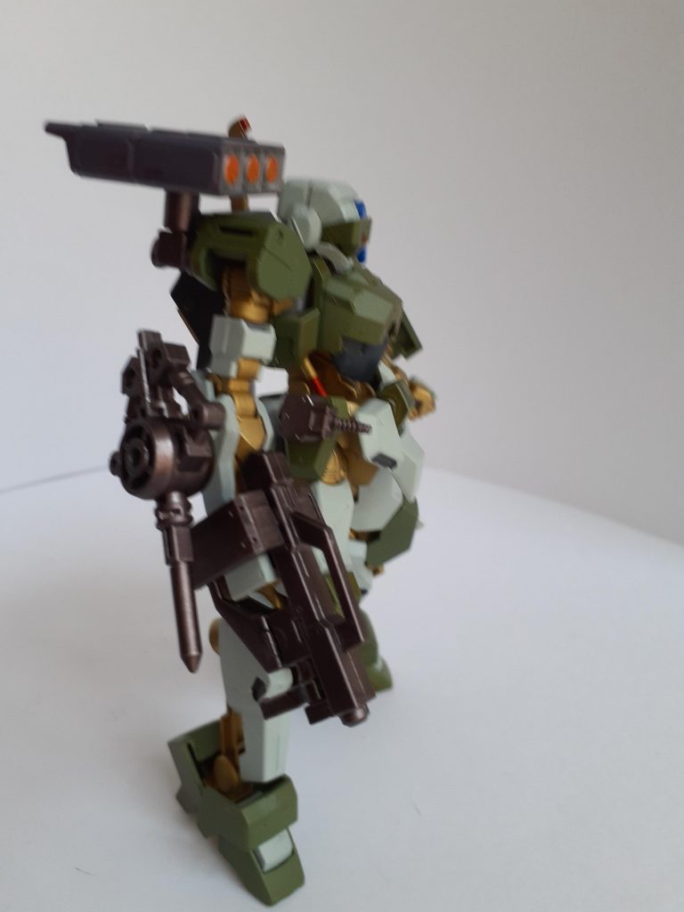 グレイズのショートライフルに３０MMパイルバンカー、肩はビルドシリーズのミサイル、腰に機関銃装備‼️