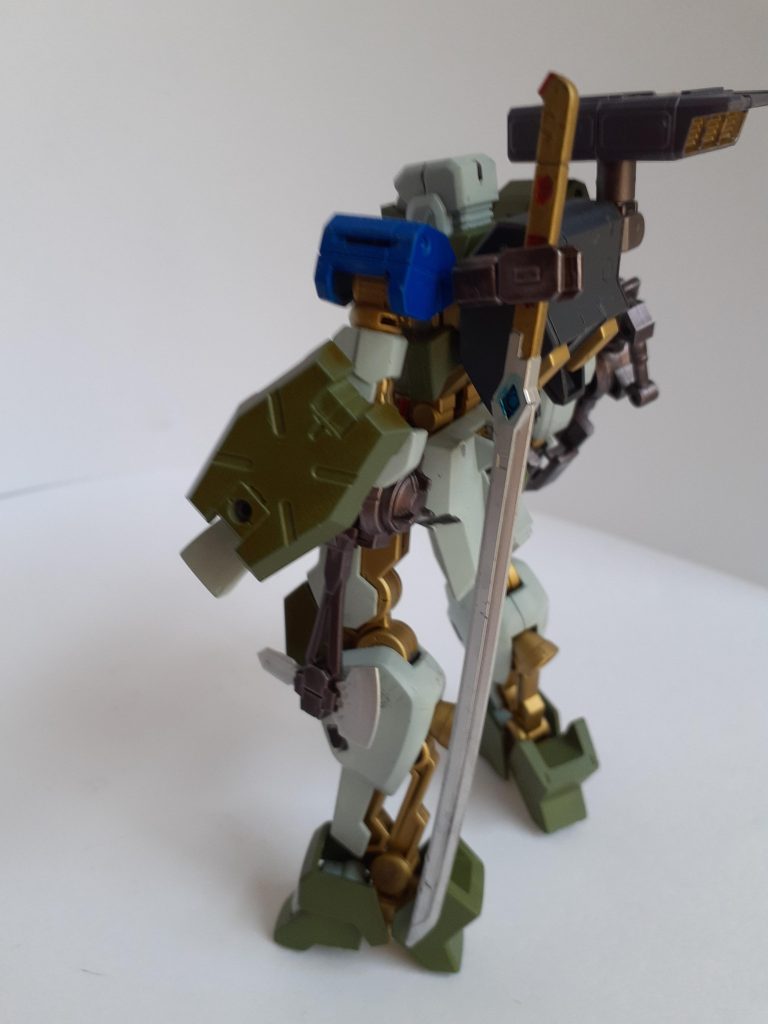 左はアルト陸戦用のシールド、バルバトスの日本刀、腰はポルタノヴァの斧。