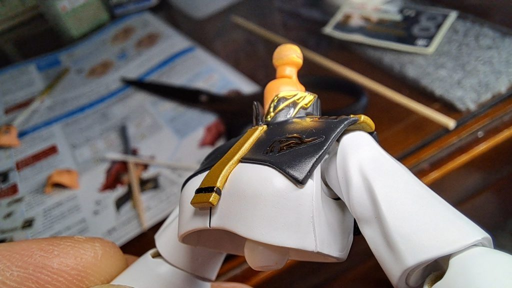 デカールのように外周1ミリほど透明フィルムがあるので、襟ギリギリに貼るので面倒でした。胸や肩の広い部分なら気にならないんですけど。