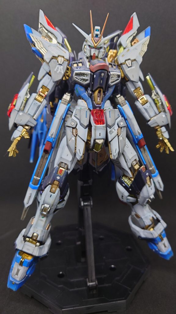 1回目はメッキパーツはそのまま使用しかし、どうせなら全塗装したいなと後悔ありながらも完成2回目はメッキパーツのメッキを落とし、塗り直し全塗装。しかし、装甲開閉ギミック含め、関節がギチギチになってしまいました3回目となる今回は、ヒケの処理はそこそに、メッキはがしと、関節パーツをマスキングで徹底保護。そのかいあって、動作はスルスルグット！外装はグラデーションを行い、パーツ一つごとにウェザリングを行いました。作業内容としては、銀と黒でドライブラシ、デカールトップコート後にタミヤウェザリングマスターで丁寧に行いました。 胸部のフィンが見えるように、削りこんでますいやーもうストフリを作ることはないでしょう！！