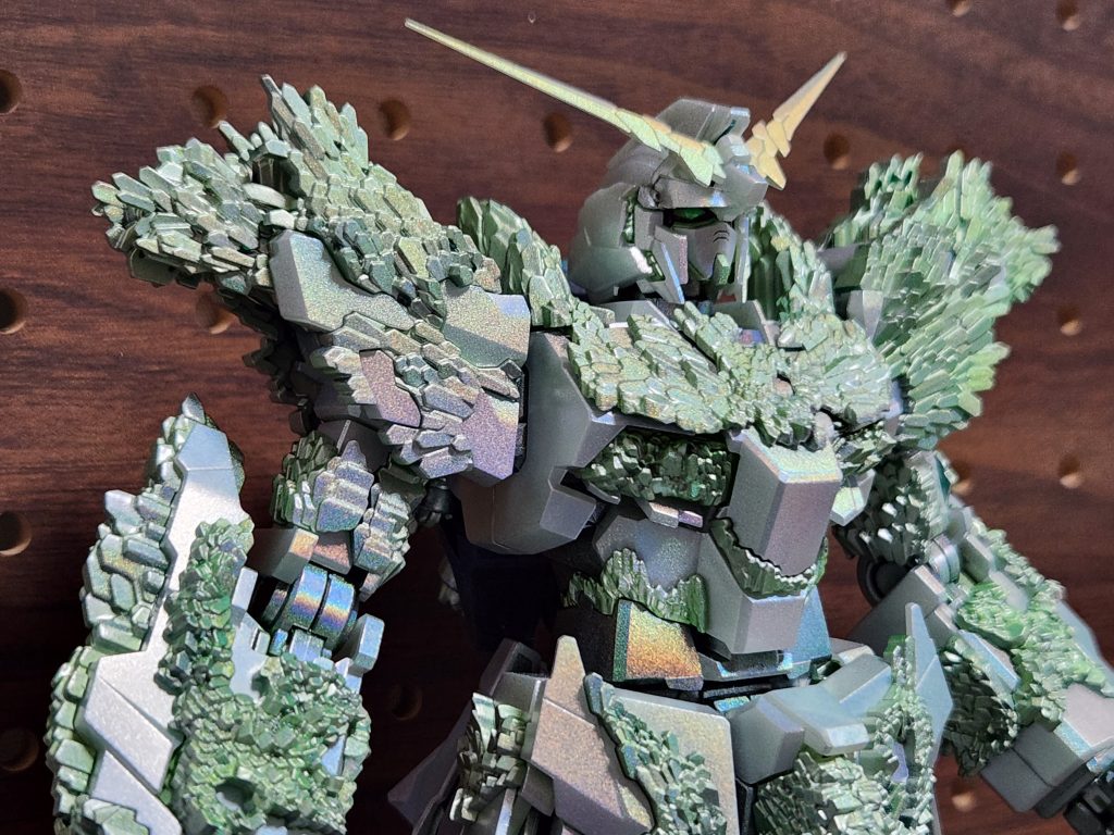 完全に塗装のセオリーを無視した工程を組んだことで、自ら塗装難度を上げてました、、、。当然やり直しあり。家に有るものに拘りすぎましたね。結晶部はアルコール→水→水→ウレタン?とかなっててカオス、、、。