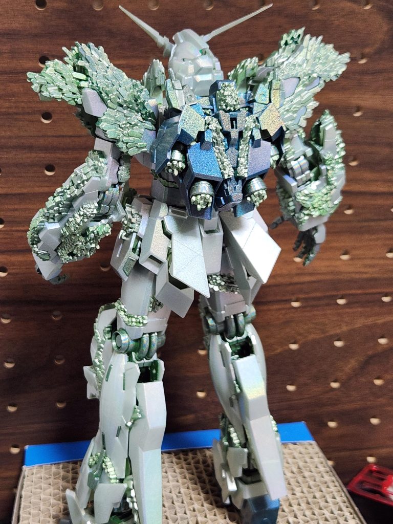 結晶を苔に見えないようにすることだけ考えてました。ガンダムマーカーがこれまで主な塗装ツールだったので、ガンダムマーカーに拘りすぎたのが時間かかった原因でしたね。最終的にある程度、色の統一感がだせて良かったです。