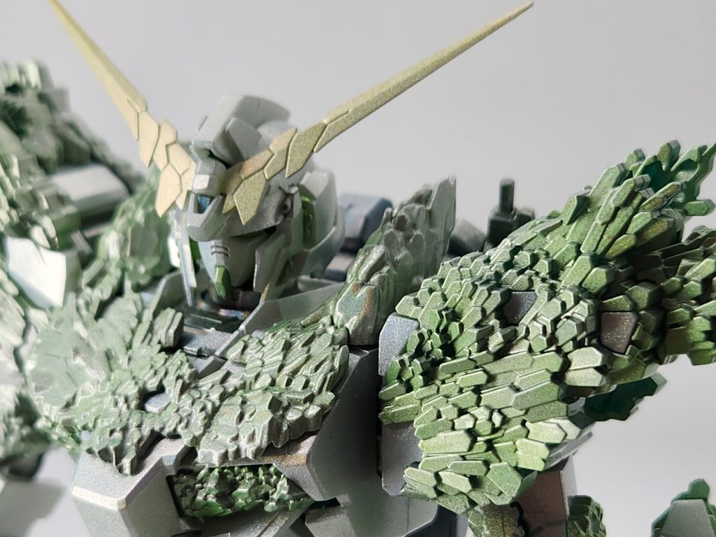 フラッシュ無しだとあまりギラギラしてないです。