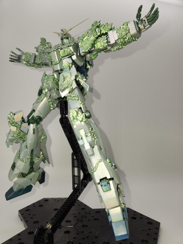 お馴染みのポーズ。小指外れすぎて辛い。