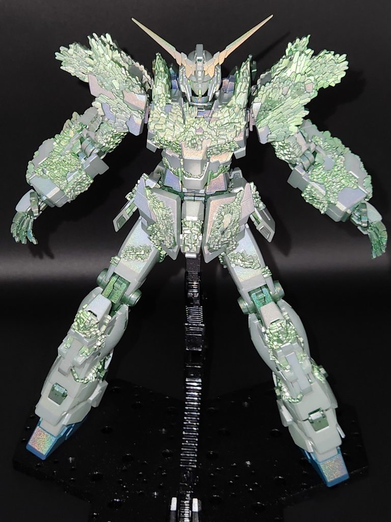 撮影でフラッシュ有りだと、結晶部も明るく結構ホロホロしてます。蛍光グリーン強い部分は、究極レインボーを回数重ねれば白色に近づくので、それで調整しました。