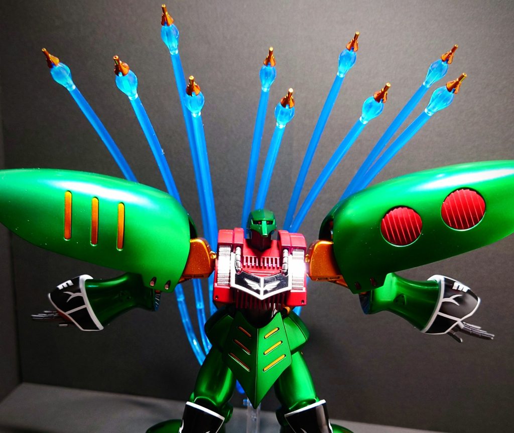 元キットはプル専用機のキュベレイMk-Ⅱです。プレバンにて同時購入出来たファンネルエフェクトセットも使ってみました。ファンネルスキーにはたまらないです。胸部装甲のエンブレムにはUC汎用デカールを使用。本当は肩部にも新生ネオジオンのエンブレムを入れたかったのですが、丁度良いサイズのデカールが無く…。バンダイさんデカールの再販をもっと増やして下さい。