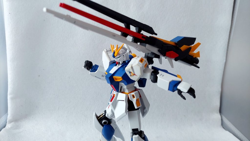 とはいえマーキング的なスカートアーマーのラインはさすがにシール。そのため今回はこれに色を合わせるのが目標になりました。説明書にはカラーチャートが無かったのでRGのそれを紹介してくれるサイトを参考にコバルトブルーで胴体などを塗装するものの、色が明るいというかどうも軽い印象になってしまい。そのまま仕上げようかとも思いましたが我慢できず、グレーサフ→コバルトブルーの上に黒サフ→コバルトブルーで塗り直しました。若干塗りムラがありますがシールと違和感のない色になって一安心。