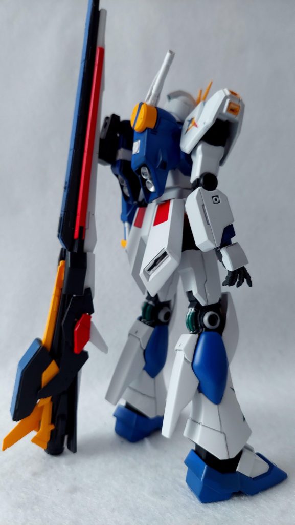 EGということもあってあまり手は加えず、面出しの練習と塗装のみで済ませました。とはいえこのEG、色分けが本当に秀逸ですね。ヒザ下やふくらはぎ両サイドの黄色までパーツ分けされていて、追加のロングレンジ・フィン・ファンネルを除けばマスキングの必要性がまるで無いのにびっくりしました。