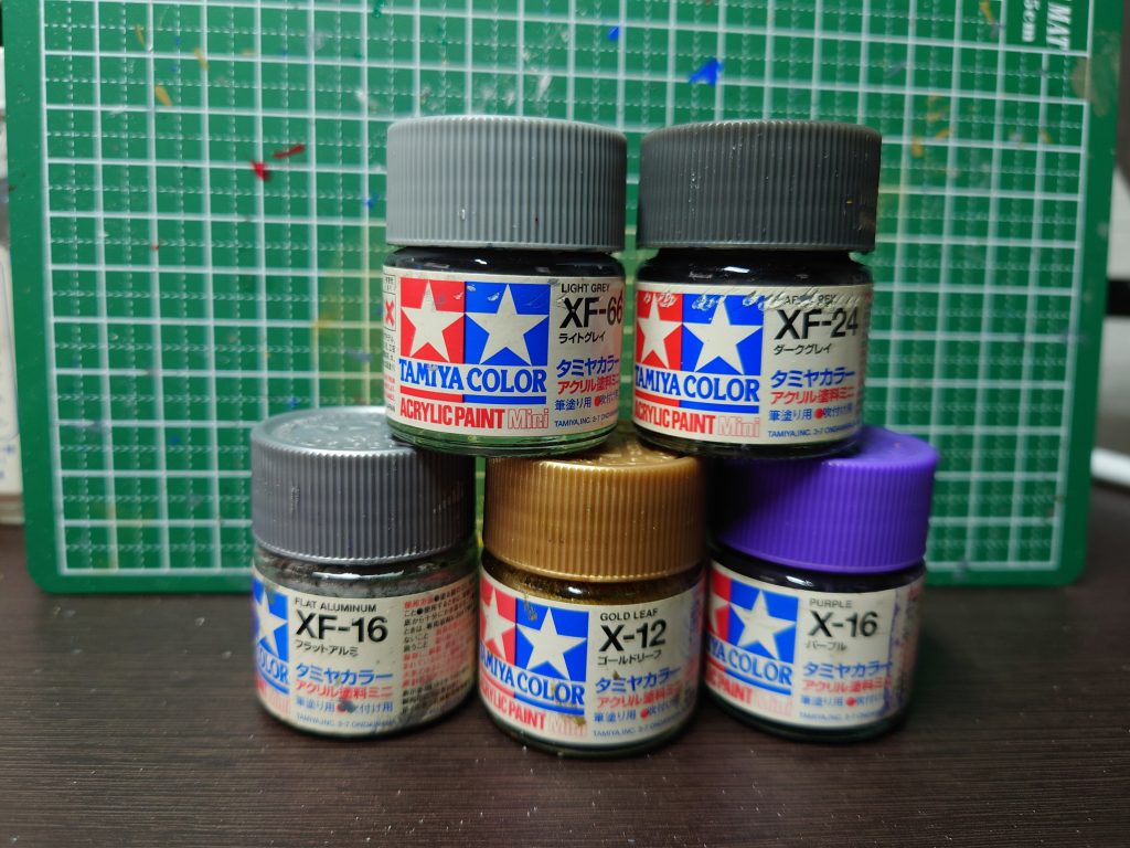 今回塗装に使用した塗料です今回初めて仮組を行い、塗装してみました。写真を並べると結構塗装前と塗装後で印象が変わるな~と改めて感じました。前回のディランザ作成の最後にも書いた通り今後は仮組時での投稿が多くはなっていくと思いますが、塗装終わった後のものを投稿する際には今回のように比較画像も乗っけていこうと考えてます。個人的には比較画像見ると達成感えられるので好きです。これからもちまちま作成していきますので、また見に来ていただけると嬉しいです。ここまで見ていただきありがとうございました。