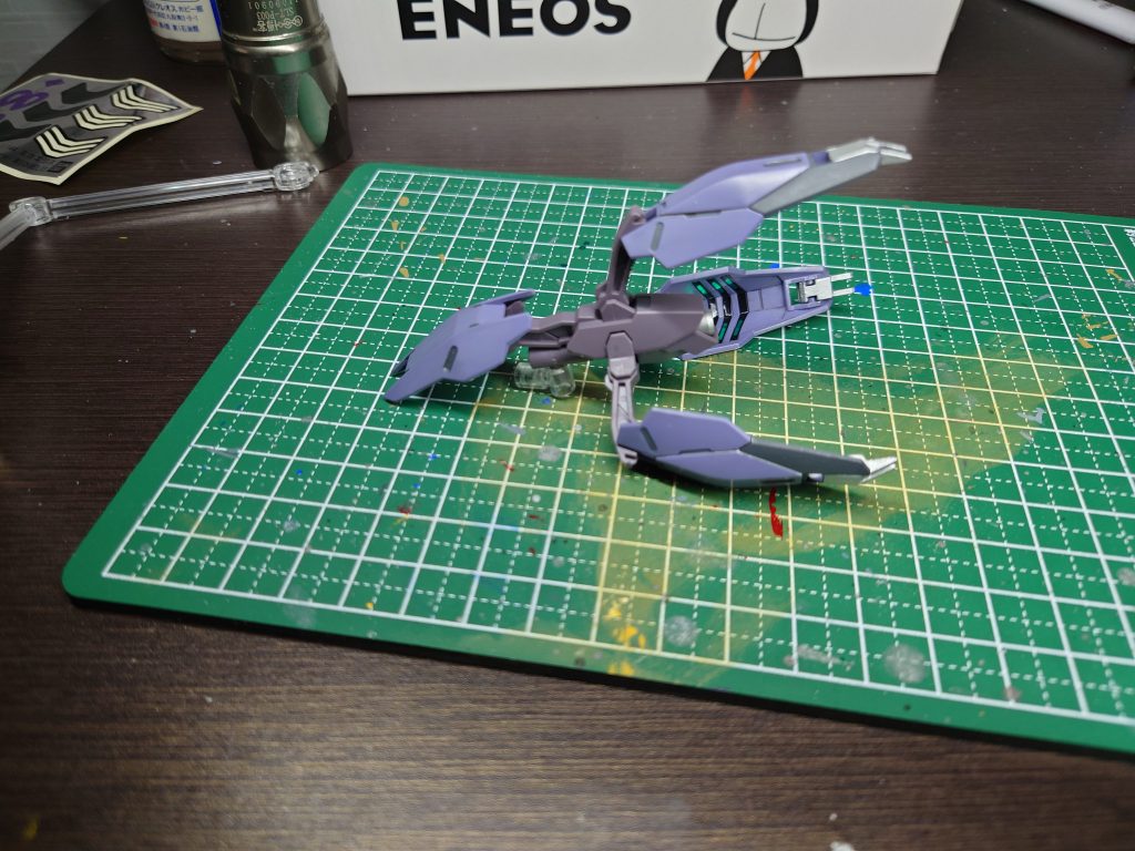 武器(ビームブレイサーしかないけど)内臓のライフル(?)部分を銀色に塗分けたことで元のものより武器感が増した気がする。ただ武器だけで写真撮るとエイリアンぽい感じがしてあんまり武器って感じがしないかも。