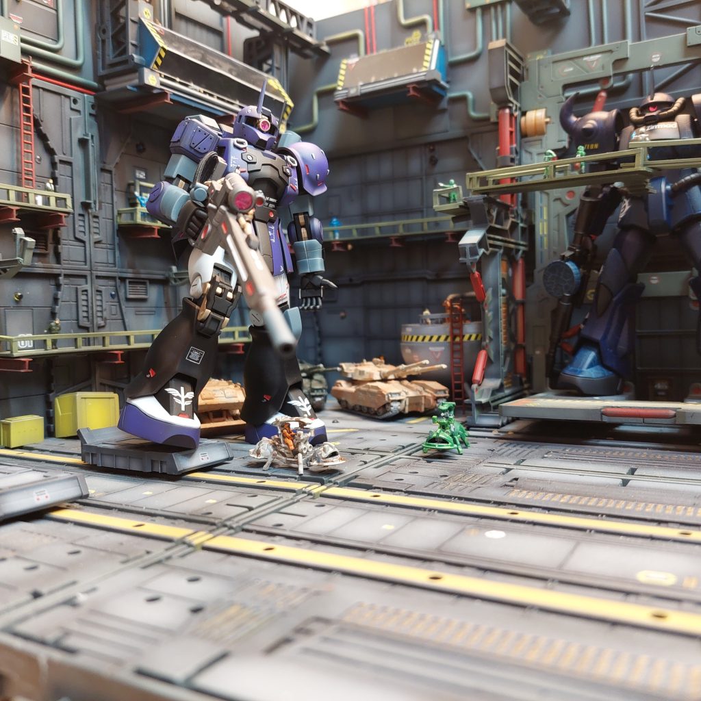 ザクスナイパー発進する❗整備兵❗見習い兵を退かせ❗ バックがジオラマだと引き締まりますね🎵