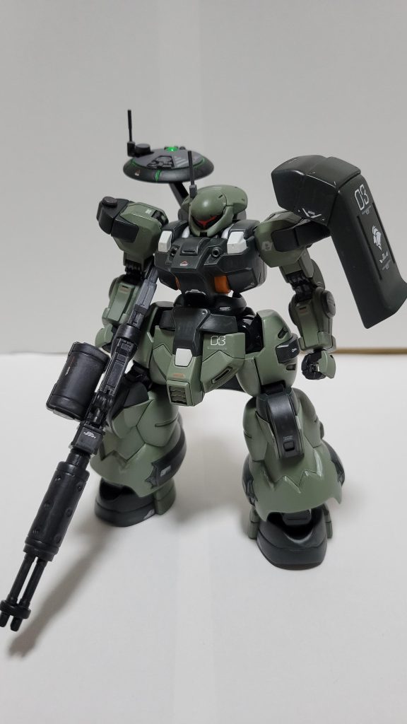 改造箇所はバックパックにビルダーズパーツのレドームを装備肩シールドをギラドーガの肩シールドを改造した物に交換ブレードアンテナをなくし頭を平らに、レドーム付属のアンテナを装備携行武器はデミトレーナー拡張セットから持ってきました