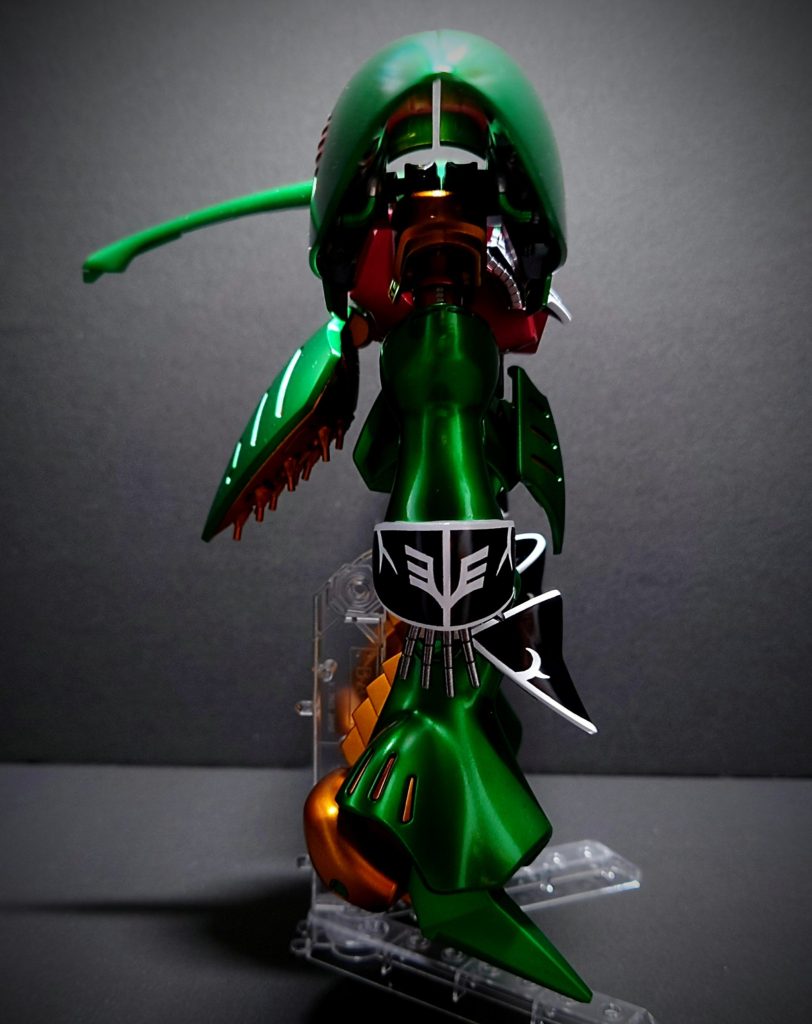 サイドショット。カラーに関しては装甲メイン部分にクシャトリヤのグリーン(SBS→クリアグリーン)を、他の挿し色部分にはマリーダさんの髪色をイメージしたオレンジ(SBS→クリアイエロー8:クリアレッド2)と、制服のメインカラーの臙脂色(ダークローズレッド)を入れました。袖付き仕様にする為、腕部にパテを盛り加工。エングレービングには技量が無い為出来ず…。ニュートラルグレー1を吹いた後、マスキングテープをデザインの形状に切り出して貼り、上にアルティメットブラックを拭きました。パテの加工に一番時間掛かりました…。やるだけやったのですが粗さが目立ちます…orz。