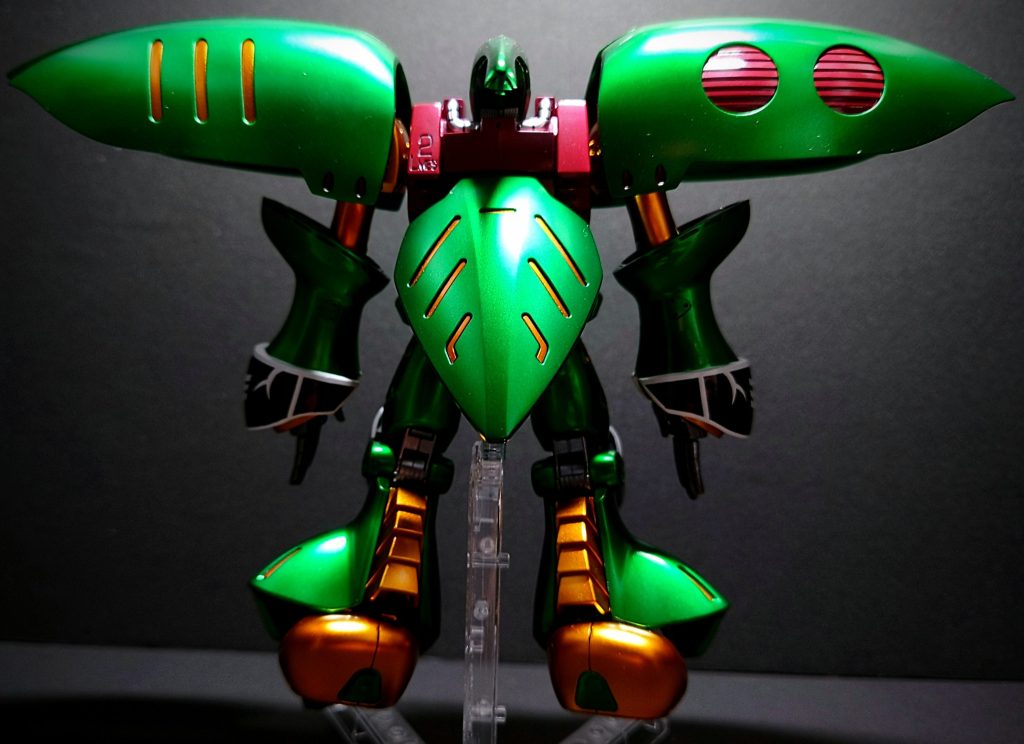 バックショット。袖部分のデザインはクシャトリヤやシナンジュを参考に手書きです。本来キュベレイは膝装甲に挿し色入っているのですが、パテで埋め、デザインを追加。もう少し盛っても良かったかもと思ってます…。