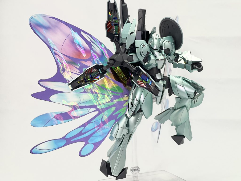 シャイニングフィンガー!!ミカエリスの右腕まんまですが、内部にホログラムフィニッシュとラピーテープを貼ってギラギラにしています。全身のフレームの隙間にもホログラムフィニッシュを貼ってたまにキラっとするのがお気に入りポイントです♪