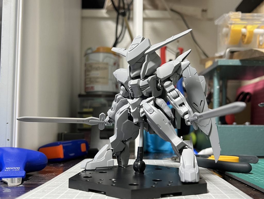 1度目のサフです腕のパテ処理した箇所や足の短縮箇所がまだ荒かったので修正しました