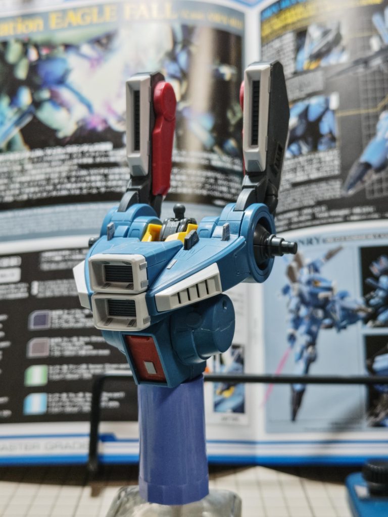 プラ板貼ったり、スジボリしたり…