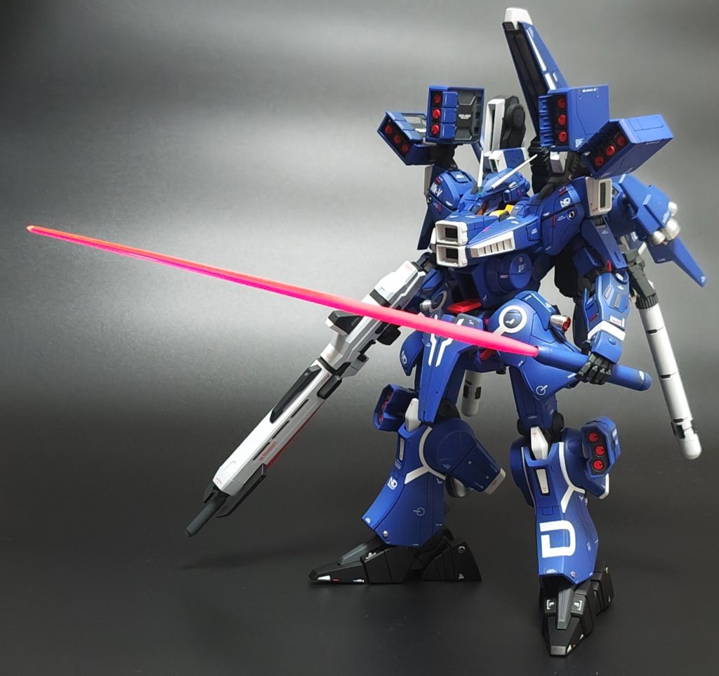 ビームサーベルは、グラデーション塗装して発光しているようにしましたが…よくわかりませんね…