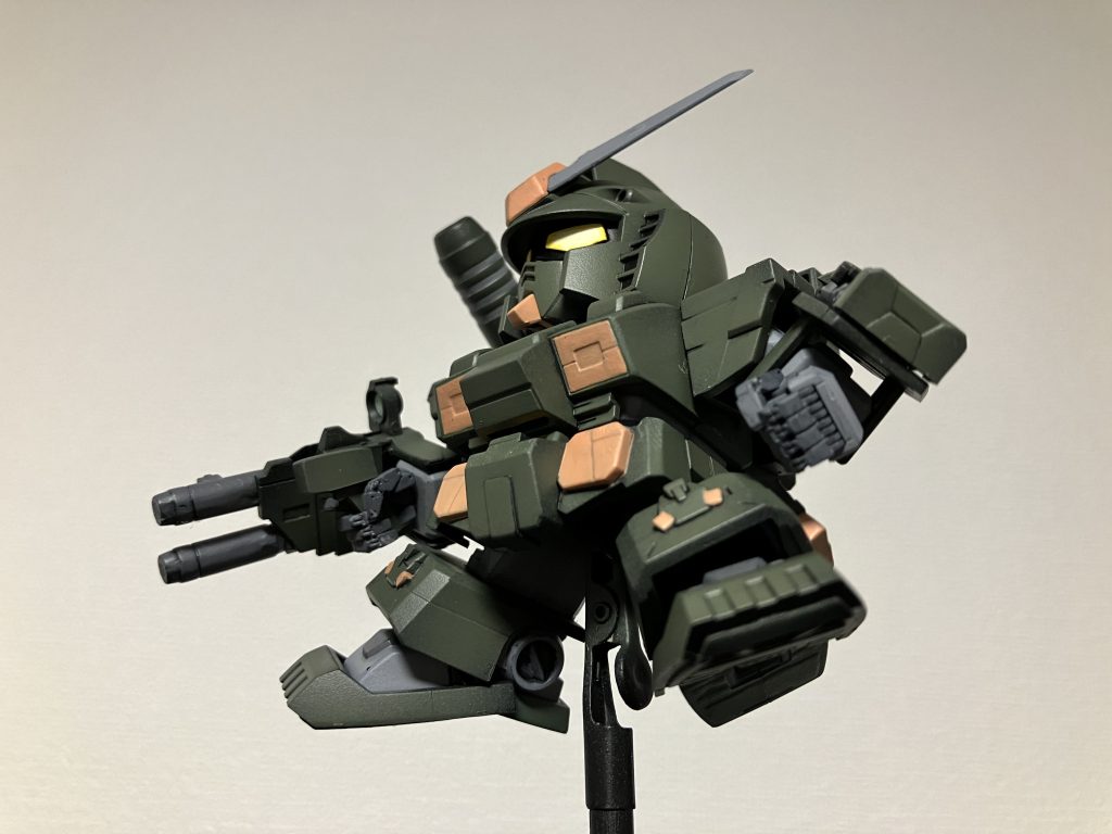 股関節の隙間、武装の肉抜きはパテで埋めました。