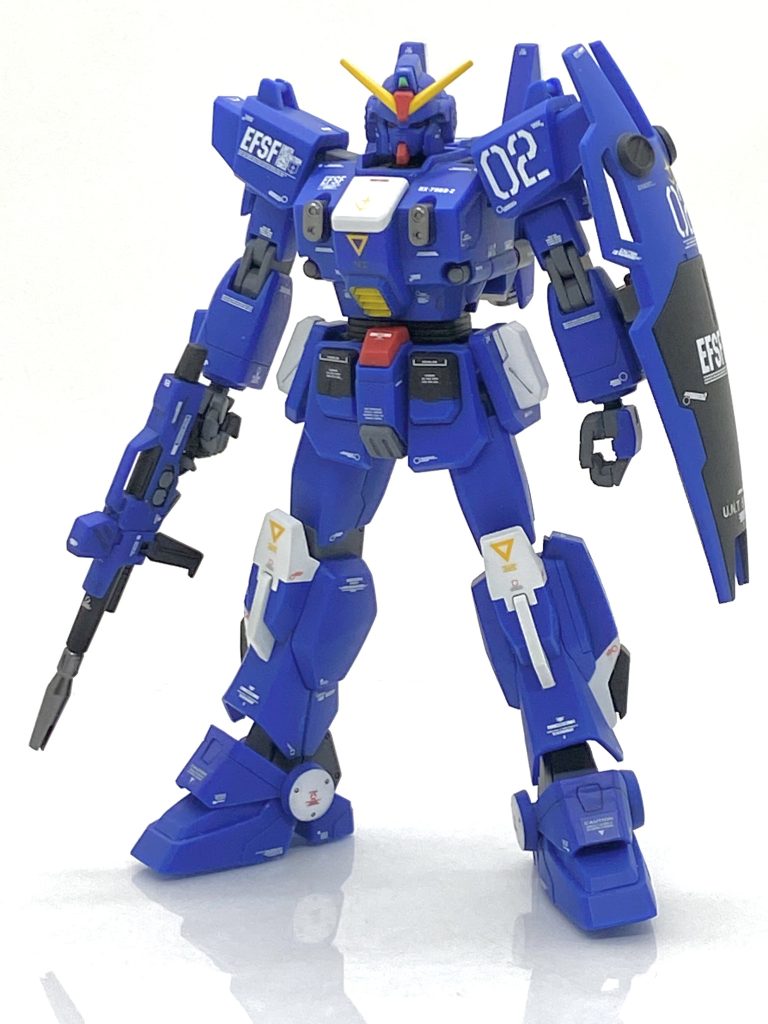 HGUC ブルーディスティニー2号機を成型色仕上げ+αで作ってみました。ブルーディスティニーシリーズはゲームが元祖の機体ですが今ではかなり有名な物になり、HGUCでは二回もキット化されています。自分も好きな機体なので1号機、3号機、イフリート改と作って来ており、2号機も作るのは時間の問題でした。2023年に入りバイアランまでZガンダムに出た機体を立て続けに作って来たので、一休みではないですが・・・面白い機体を作りたくなります。在庫を探していましたら、このHGUCではありますが旧版のこの箱が目につき中を見ましたら・・・20年近く放置したありましたから接着面は黄ばんでいる、ぐちゃぐちゃでパーツがあるかわからない、表面処理が甘い(笑)と酷い状態で返って制作意欲が湧きました。自分も20年前に比べますと少しは技量が上がったと思うので最新の工具やツールを使い、この古いキットを成型色仕上げながらも今のHGUCと同じレベルにまでもっていく事ともしユウ・カジマが1号機に乗り換えたら・・・を目標に作りかけの2号機を再び手を入れる事にしました。