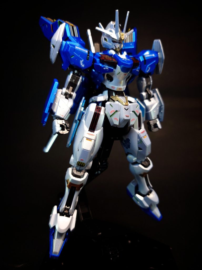 武装・必殺攻撃 ビームバルカン頭部のこめかみ部分に2門装備された小型ビーム砲。ビームサーベルグリップのセンサーと連動し、ビーム刃を発生させる近接戦闘用の兵器。バックパックに2基をマウントする。