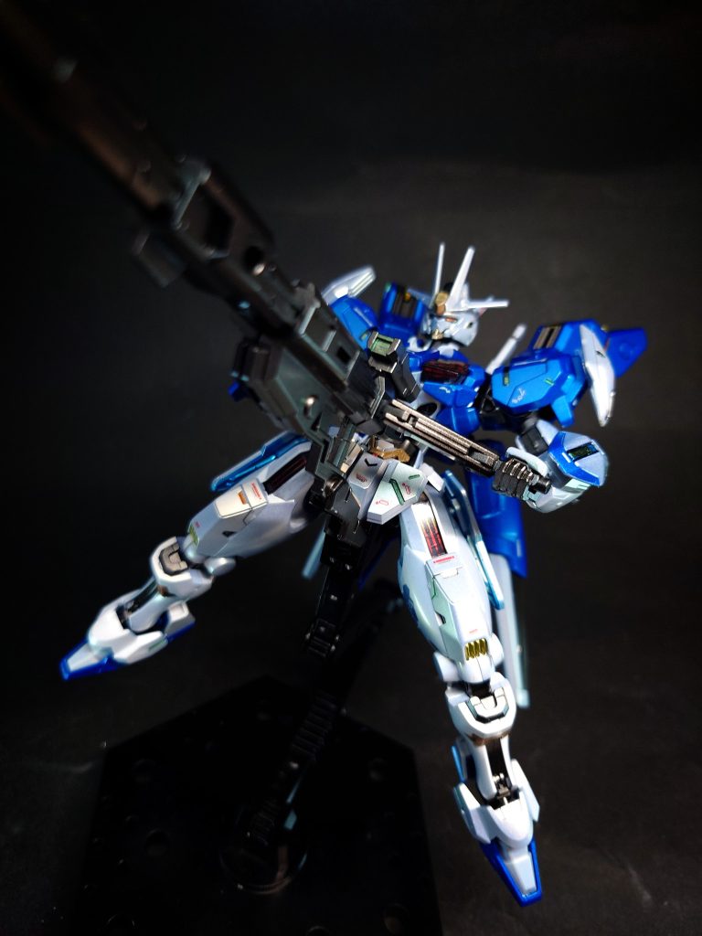 ビームライフル新型の専用携行火器。ガンビットとの連携を重視した設計が行われ、バレルを伸長し、長距離狙撃に対応するロングレンジモードに加え、全てのビットステイヴを銃身に接続し、対艦級の火力までビーム出力を引き上げるガンビットライフルへの機能向上が可能になった。非使用時はバックパック中央部にマウントされる。