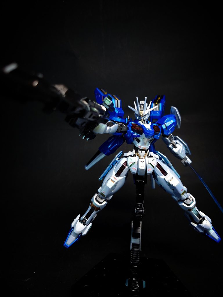 エスカッシャン11機のビットステイヴによる多目的攻防プラットフォーム。防御兵装のシールドだけでなく、ガンビットと呼ばれる次世代群体遠隔操作兵器へ分離し、更に機体全身にビットステイヴを接続したビットオンフォームなど、様々な運用が可能。機体の改修に合わせて外装のリニューアルが行われ、ビームライフルとの接続も可能になった。