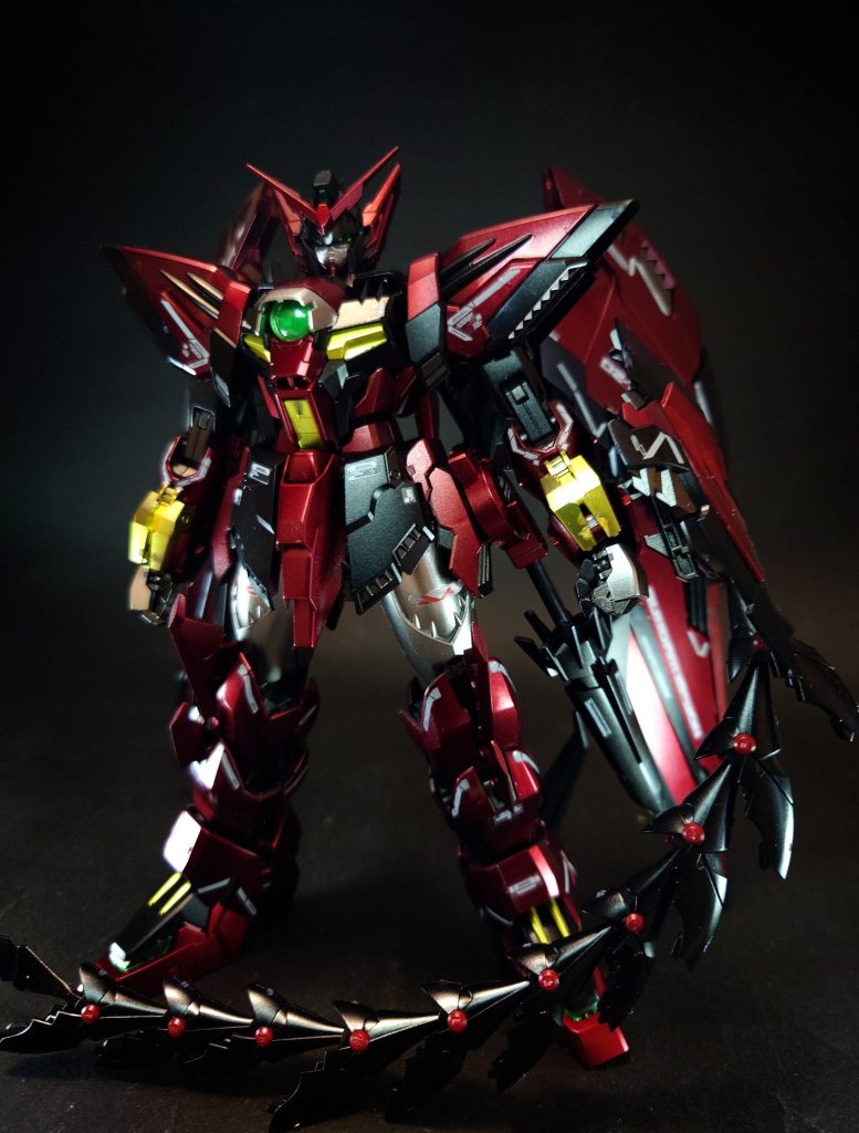 接近戦に持ち込むために機動性に力が入れられており、バックパックに大出力スラスターと2基のエピオンウイングを備え、トールギス数機分の基本性能からなるウイングゼロと同等か以上の能力を獲得している。モビルアーマー形態への可変機構が採用されており、機動性に優れた大出力のメインスラスターを防ぐ形になるが脚部を変形させ内装機器の配置を変え腰部の燃費効率のよいサブスラスターを展開させエネルギー消費を効率化し、長距離での巡航を可能としている。そのため形状の変化を考慮してもMS形態と高速性に変化はない。