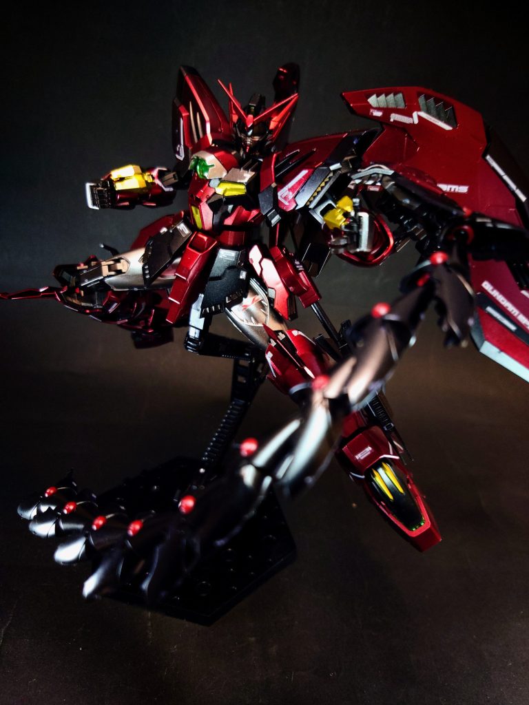 エピオンクロー両前腕部に備わっているクロー。MA形態時にはランディングギアとして機能する。バルカン砲本来は白兵戦用の装備しか持たない筈の本機だが、リーブラ内でウイングガンダムゼロと交戦時にゼロの方に向かって機関砲が放たれる描写がある。有力な説として次の説が挙げられるが、現在では前者とされている。