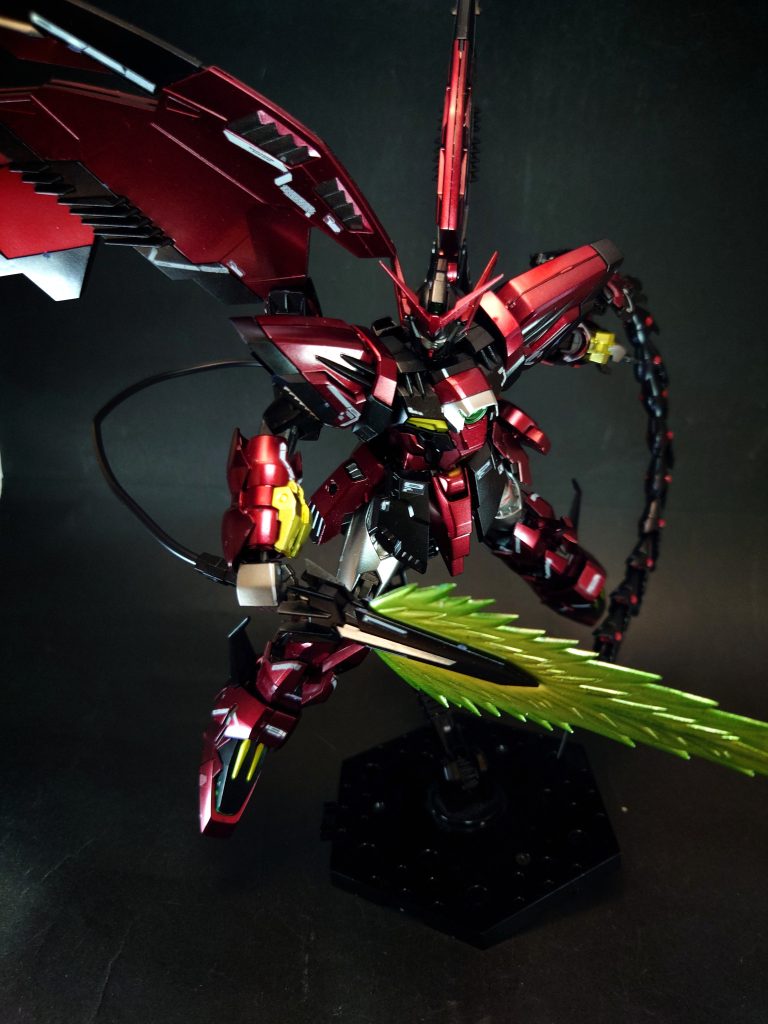 装甲材質は5機のガンダムと同様にガンダニュウム合金が採用されており、胸部のエアダクトも装甲一体式にすることで強度を保っている。頭部にはガンダムと同様のツインアイとアンテナ、頭頂部のメインカメラ、後頭部にサブカメラを3基備え、胸部にもサーチアイを搭載することで優れた情報収集能力を得ている。また、脚部爪先にはモビルアーマー形態時の機首センサーとなるMAアイを搭載している。