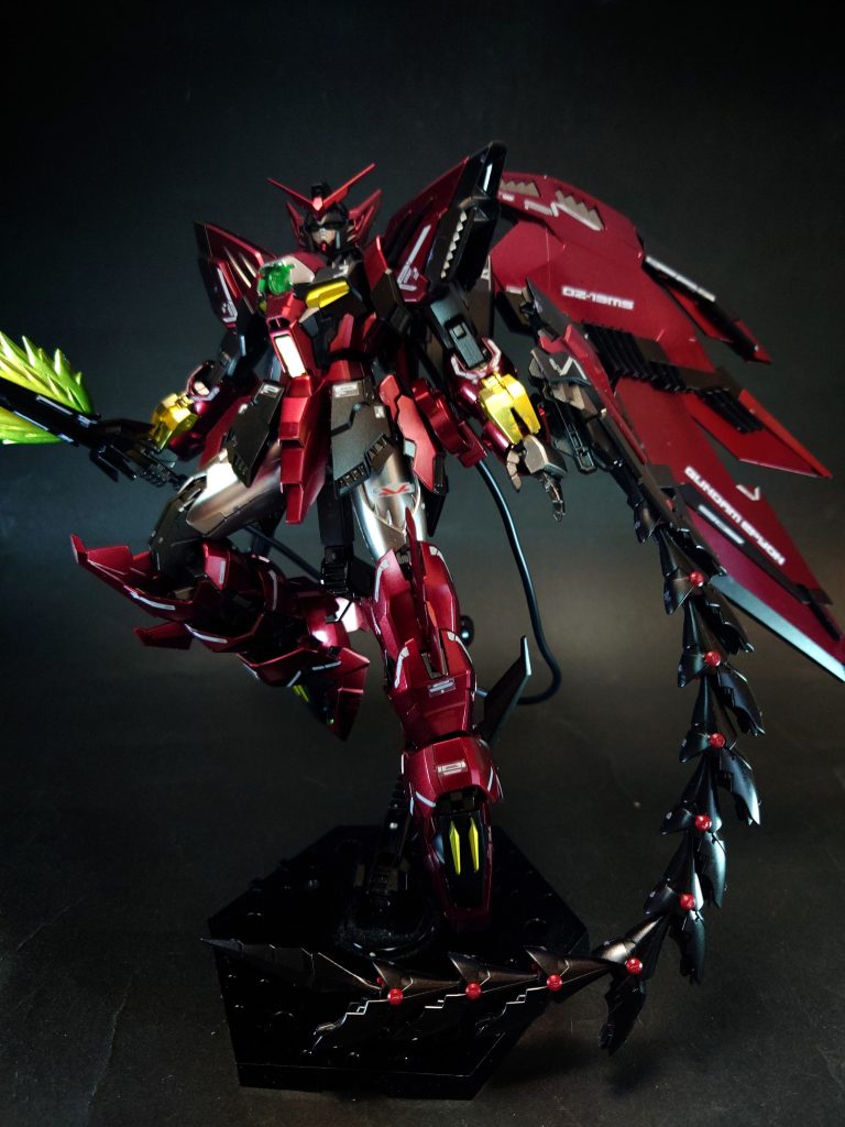 モビルアーマー形態への可変機構が採用されており、機動性に優れた大出力のメインスラスターを防ぐ形になるが脚部を変形させ内装機器の配置を変え腰部の燃費効率のよいサブスラスターを展開させエネルギー消費を効率化し、長距離での巡航を可能としている。そのため形状の変化を考慮してもMS形態と高速性に変化はない。また、エピオンシステムとも表記されるゼロシステムと同等のインターフェースが導入されており、パイロットへの情報伝達をダイレクトに行うため機体と直接繋がる専用のデータヘルメットが備わっている。ヘルメットにはパイロットの意思を機体に伝える機能があり、カメラで捉えた映像がCG合成されヘルメット内に映し出される。この方式によりコックピット内装はかなりシンプルな構成となっており、ペダルとレバー以外のモニター類が極端に少なくなっている。このシステムにより本機を操縦するためには、相応の技量と強靭な精神力が求められる。