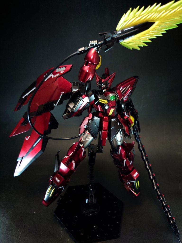 特殊機能 ゼロシステム (システムエピオン)ウイングガンダムゼロに搭載されている物と同様のシステム。初起動時のディスプレイに「SYSTEM-EPYON」の表記が見られるが、ゼロシステムと同質の物とされる。サーチアイ胸部に搭載されている情報収集システム。機能的にはウイングガンダムと同様の物だが、機体コンセプトに合わせてシェンロンガンダムのファイティングサイトと同タイプの近距離戦用に変更されている。