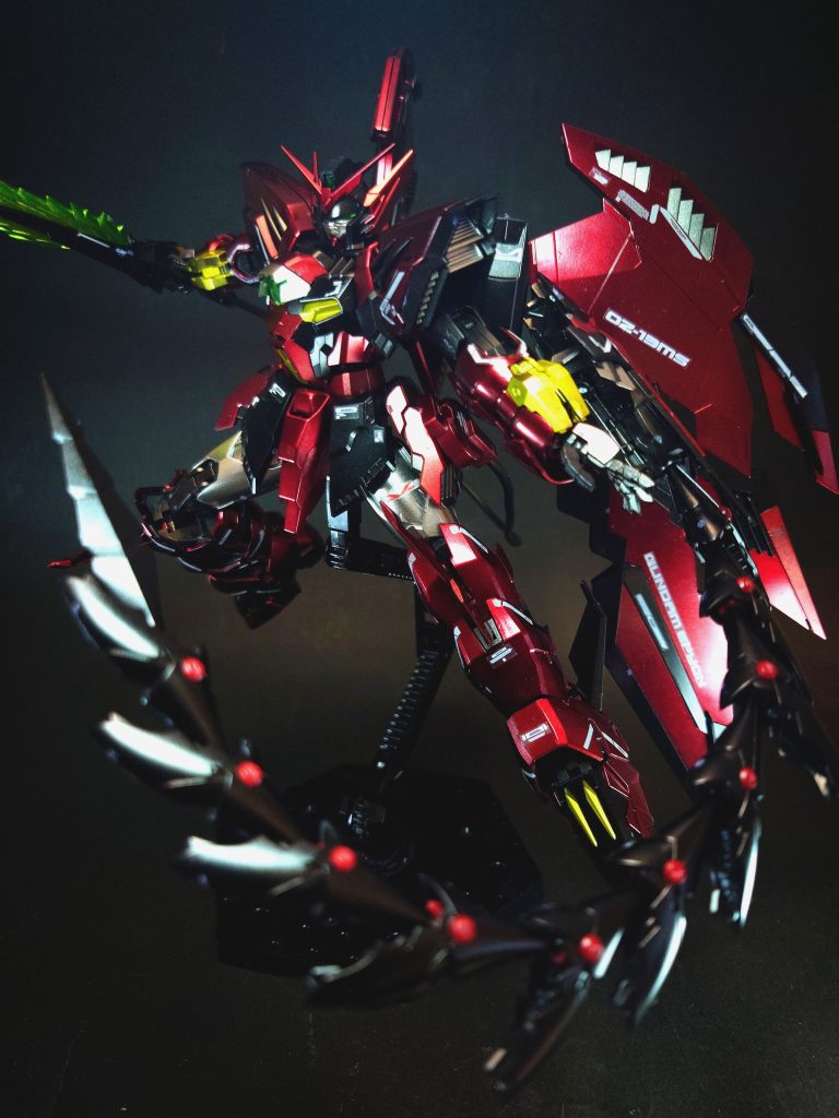 エピオンシールド左腕部に装着されているガンダニュウム合金製のシールド。格闘戦を想定しているため小型で取り回しが良い。表面には特殊コーティングが施されており、ビーム兵器による攻撃を弾く。MA形態時には大腿部に装着される。ヒートロッドシールド先端に装備されている多節鞭型の近接兵装。伸縮自在な兵装で、使用時に表面から高温を発生することで多数のビルゴをも溶断すること破壊力を持つ。また、熱を発生させずに敵機の捕縛や武装を絡めとる用途にも使用可能。高い技量を要求されるが、使いこなせれば複数の敵機をまとめて撃破することができる。非使用時にはシールド内に収納することが可能。また、MA形態時にも使用可能。