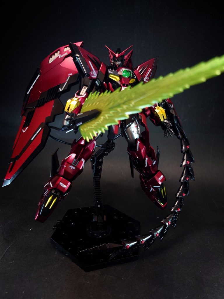 武装・必殺攻撃ビームソード右腰部に装備されているジェネレーター直結式の大出力ビームサーベル。右腰部に備えられたエネルギーサプライヤーとビームソードのグリップエンドがエネルギーチューブで接続されており、本体出力をダイレクトに使用することが可能。非常に高い出力を誇る兵装で、最大出力では宇宙要塞バルジの中央司令部にさえ届くほどに長大になり、両断可能。非使用時にはサプライヤーに設置されているラッチにマウントされる。