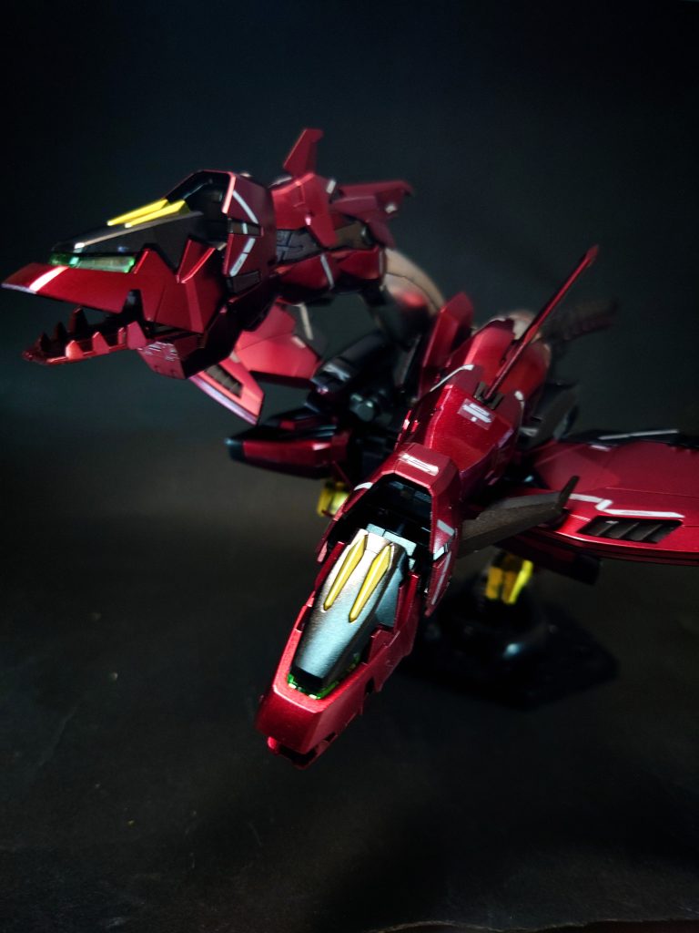 変形モビルアーマー形態に変形可能。高機動のメインスラスターを防ぐ形になってしまうが、脚部の付け根あたりから本形態用の燃費効率の良いスラスターが展開され、内部構造を変えることでエネルギー消耗を抑える形態である。そのため高速性を求めた形態ではなく変形による形状変化を考慮しても機動性に変化はない。その姿は双頭の竜を彷彿とさせる。