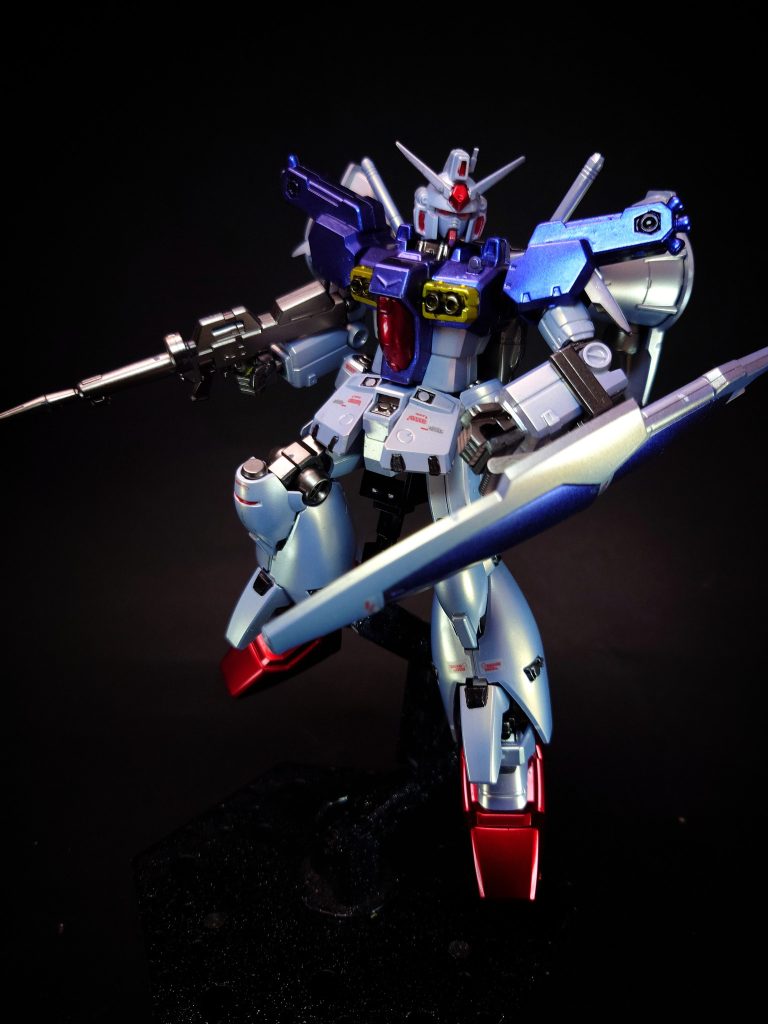 コアブロックシステムはガンダムで問題となっていた腹部の構造的な脆弱さを補う為にコア・ブロックを水平に格納するホリゾンタル・イン・ザ・ボディ方式を採用し、バックパックがコア・ファイターの主推進器を兼ねる構造となった。汎用人型兵器としての思想を追求した結果、バランサーやセンサーのブラッシュアップ、または設計変更が行われ、人間に近い運動・稼働が可能になった。特にセンサー類については機体各所に剥き出しで仮設されている部分もある。四肢にはジオン・連邦系の技術融合によって実用化した新型の駆動方式を試験的に採用しており、可動部品の小型化とトルク向上を実現した。従来機の手足は胴体側に内装した駆動機構によって動かしていたが、この駆動方式では四肢の側にアクチュエータを配する事でコアブロックに必要な機体スペースを確保している。また、これらの技術はムーバブルフレームの前身技術の一つとして後のMS開発にも影響を与えた。