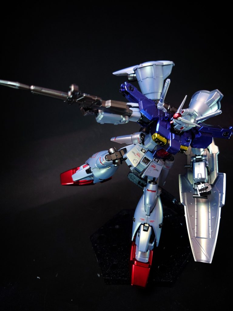 武装・必殺攻撃 60mmバルカン砲頭部に2門内蔵。主に牽制や迎撃に用いられるが、至近距離であれば敵機に致命的なダメージを与える事も可能とされる。バルカン砲は頭部に埋没しておらず、側頭部に半楕円状に盛り上がった形になっている。ビーム・ライフル最新技術であるEパック方式を採用した試作ビーム・ライフル。型式番号BOWA・XBR-M-82H[2]。Eパックを交換する事で内蔵型エネルギーCAP方式と比較してトータルの射撃可能回数が向上した。予備のEパックはシールド裏に二基マウントする。