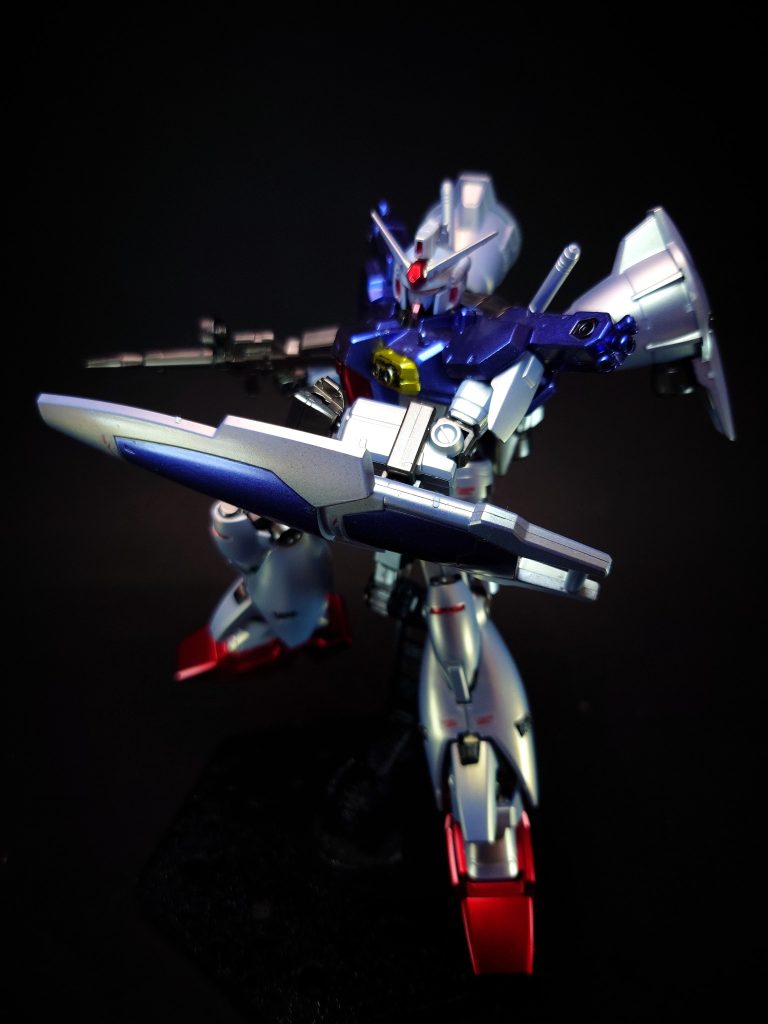 シールド対ビームコーティングが施されたシールド。携行・移送時の取り回しを考慮し伸縮機構を採用。シールド裏にはEパックを2つ携帯する事が可能。後のガンダムMk-IIやネモのシールドにも同様の伸縮機構が取り入れられている。