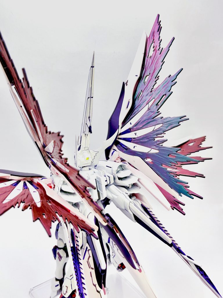 光の翼にはセリアのミラーパウダーで擬似偏光塗装をしています。コスパ最強✨