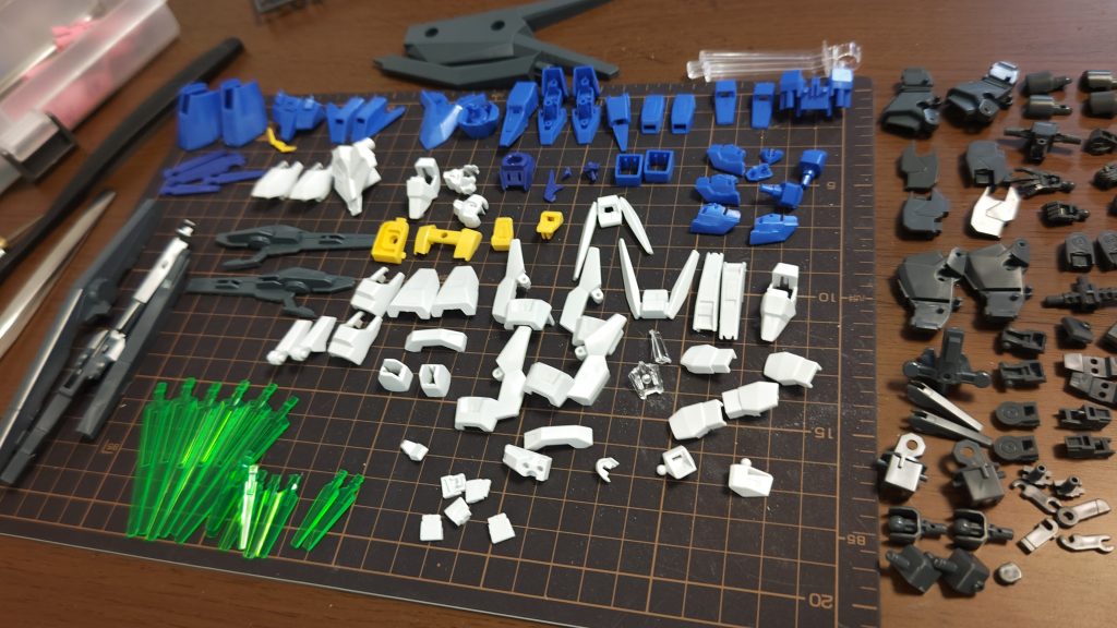 ファンネルがクリアパーツだけだと味気ないですよね