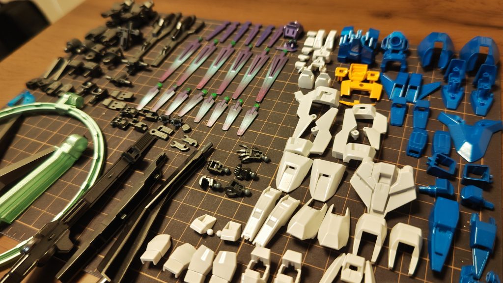 パーツ並べてて思ったけど、ファンネルのカラーが〇滅の〇蝶し〇ぶみたいだわ