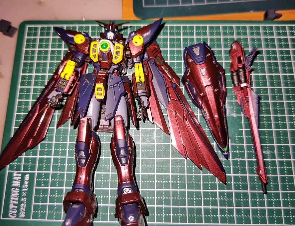 メタリックなキラキラとその他部位のマッド感の対比を意識しながら作りました。実物はもっと黒っぽい感じなのですが、写真撮ったら青ですね