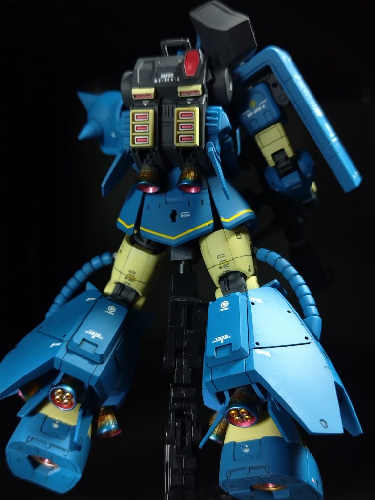 後は、全塗装してます。ほぼカラーレシピ通りですが、クリーム色の部分が少し黄色が強かったかも。関節や武器類はメカサフスーパーベビー。バーニアも塗り分け頑張りました。取説通りにデカールを貼ってトップコートで仕上げてます。