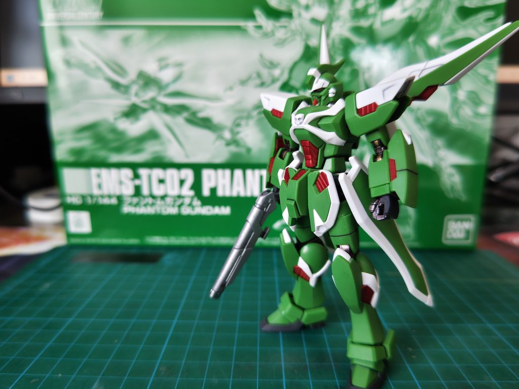 ファントムライト非稼働状態から。有機的なデザインと緑色のカラーリングがどことなく仮面ライダーのような雰囲気を感じますね。