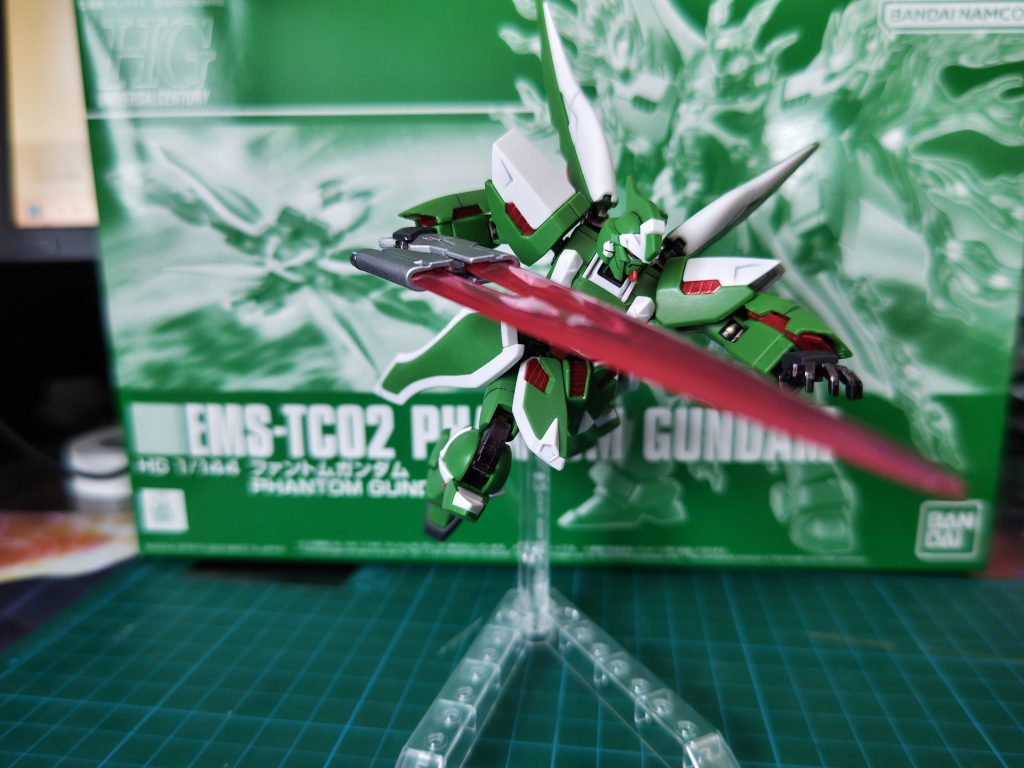 バタフライバスターB。ショットガンを思わせる射撃形態と大剣のようなサーベル形態を持つ武装。バタフライナイフっぽくは無いと思うんですが……。本来はグレーなのですが今回はシルバーで塗装。銃口はガンダムマーカーEXメッキシルバーを使いました。若干塗りが甘いですがメタル感を感じられてむしろ気に入ってます。ただちょっと厚塗りになった所があるのが残念。サーベル刃はニッパーとデザインナイフでちょっと鋭くしました。