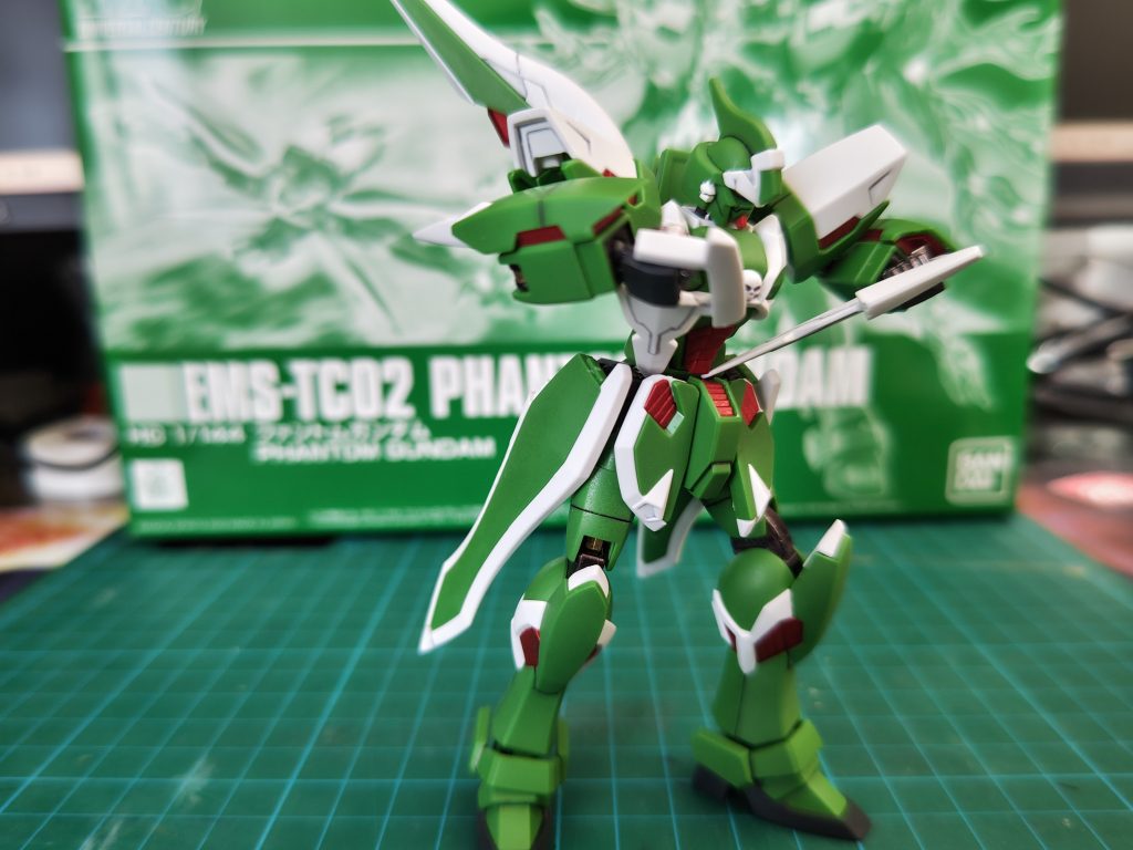 ヒートナイフはスミ入れとクリアコートだけです。HG故仕方ないのですが刀身は別パーツなのはともかく、マウントが凸になっているのはちょっと残念。