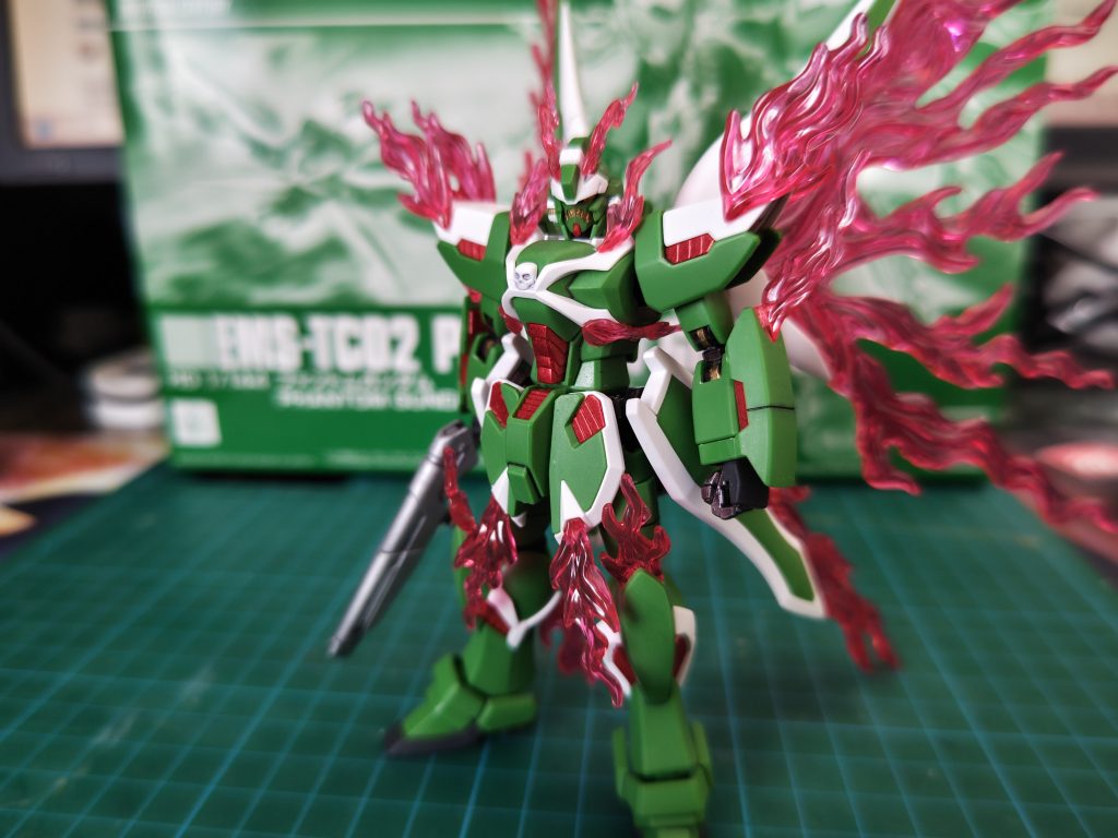 赤をメタリックにしたのは正解でした。めちゃくちゃカッコいいです。素組みの場合でも胸部のスカルモールドだけはグレーでスミ入れすると引き締まるのでオススメです。